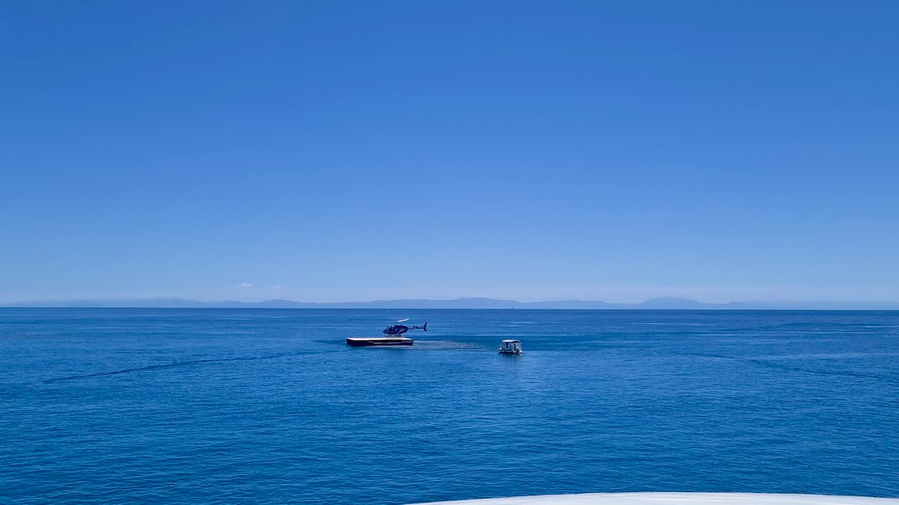 그레이트 배리어 리프에서 바다의 폰툰에 헬리콥터 착륙