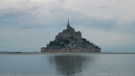 Vista-Panorámica-Del-Castillo-De-Mont-Saint-michel-En-El-Océano-En-Normandía,-Francia