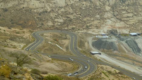 vistas del tráfico que viaja a lo largo de la carretera de zigzag en al hadah, región de taif de arabia saudí