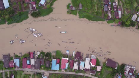 Lok-Baintan-Floating-Market-In-Indonesien-Von-Oben-Gesehen,-Brauner-Sedimentfluss