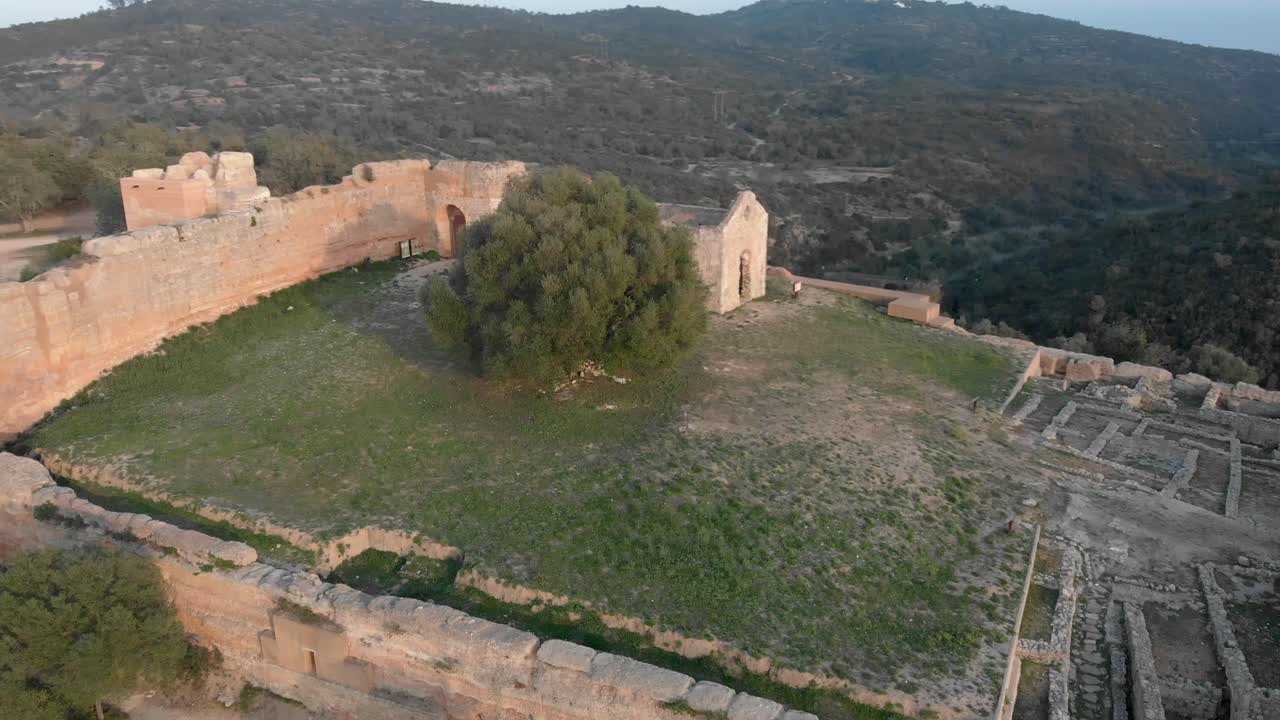ruinas del antiguo castillo de portugal en la cima de las colinas de las montañas - órbita aérea