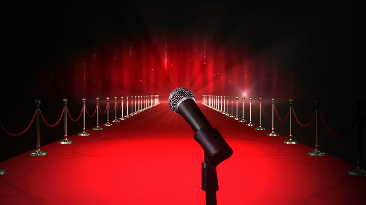 micrófono en el soporte sobre la alfombra roja con luces y postes