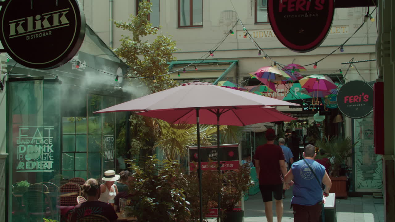 도시 의 레스토랑 과 카페 가 있는 거리 에서 고 있는 사람 들