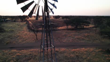 Bomba-De-Viento-En-El-Monte-Africano-Con-Puesta-De-Sol-Arrastrándose-A-Través-De-Las-Cuchillas