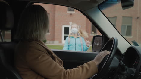 Mom-brought-her-daughter-to-school-by-car