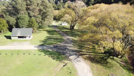 Campingplatz-Im-Einheimischen-Neuseeländischen-Wald-4K-Drohnenaufnahme