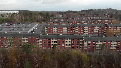 retirada aérea de edificios residenciales que revelan un complejo de filas de apartamentos, gotemburgo