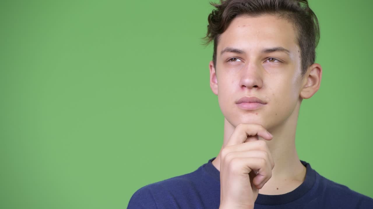 joven y guapo adolescente pensando
