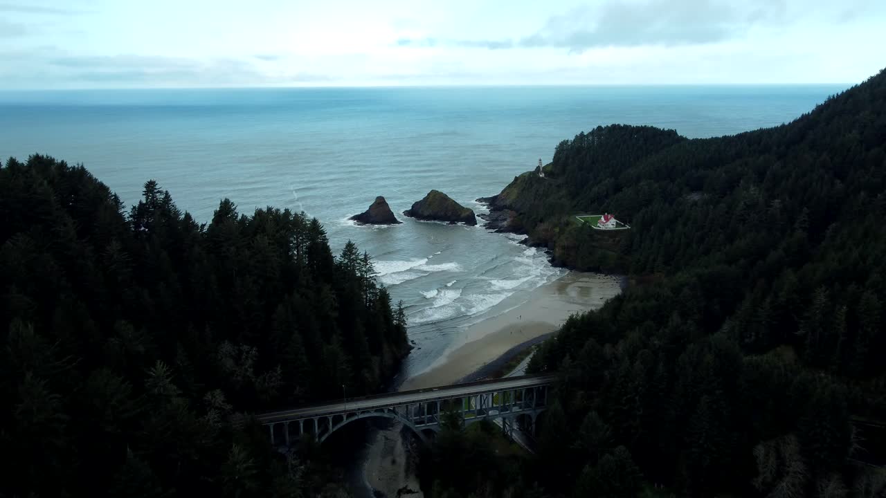 estados unidos, o, florencia, hecata head, 2024-11-25 - vista desde un avión no tripulado del faro de hecata head, el puente de cape creek en la autopista 101