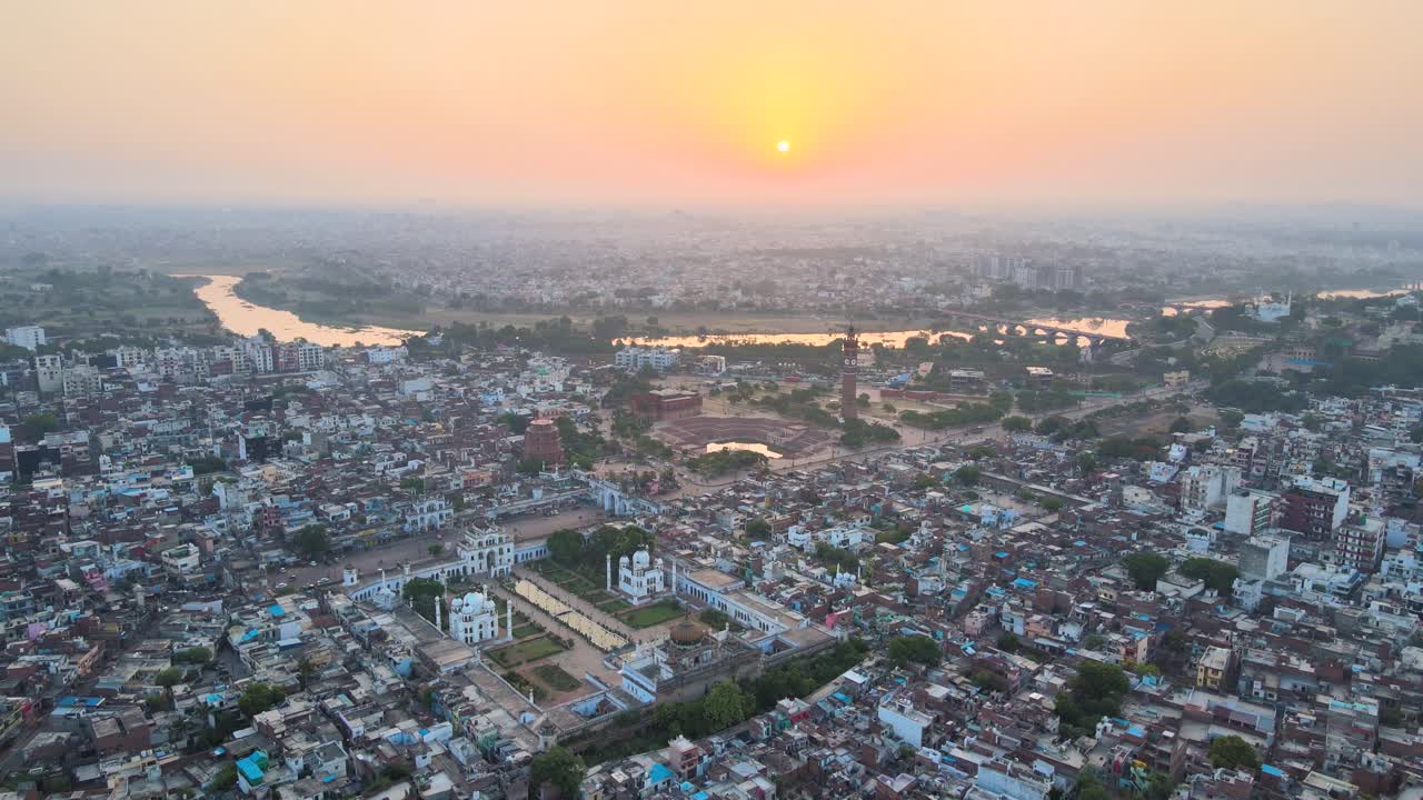 una toma de avión no tripulado de lucknow, con la torre del reloj como un punto de referencia central, rodeada de los edificios históricos de la ciudad.