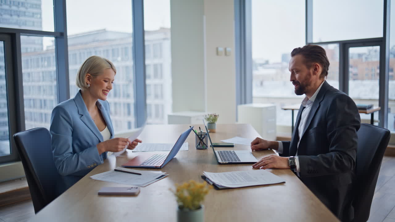 Gefocuste medewerkers die papierwerk bekijken op de werkplek, close-up. Glimlachende accountants