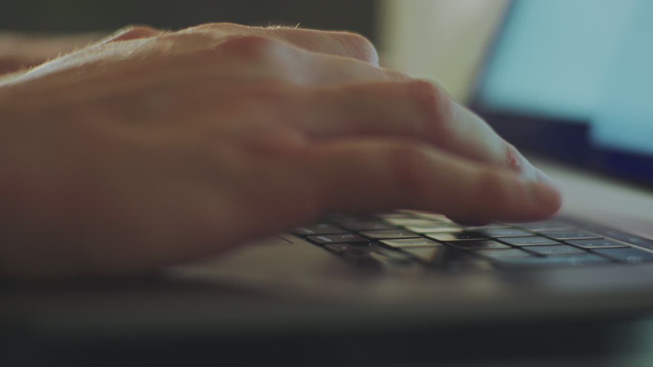 persona escribiendo en una computadora portátil