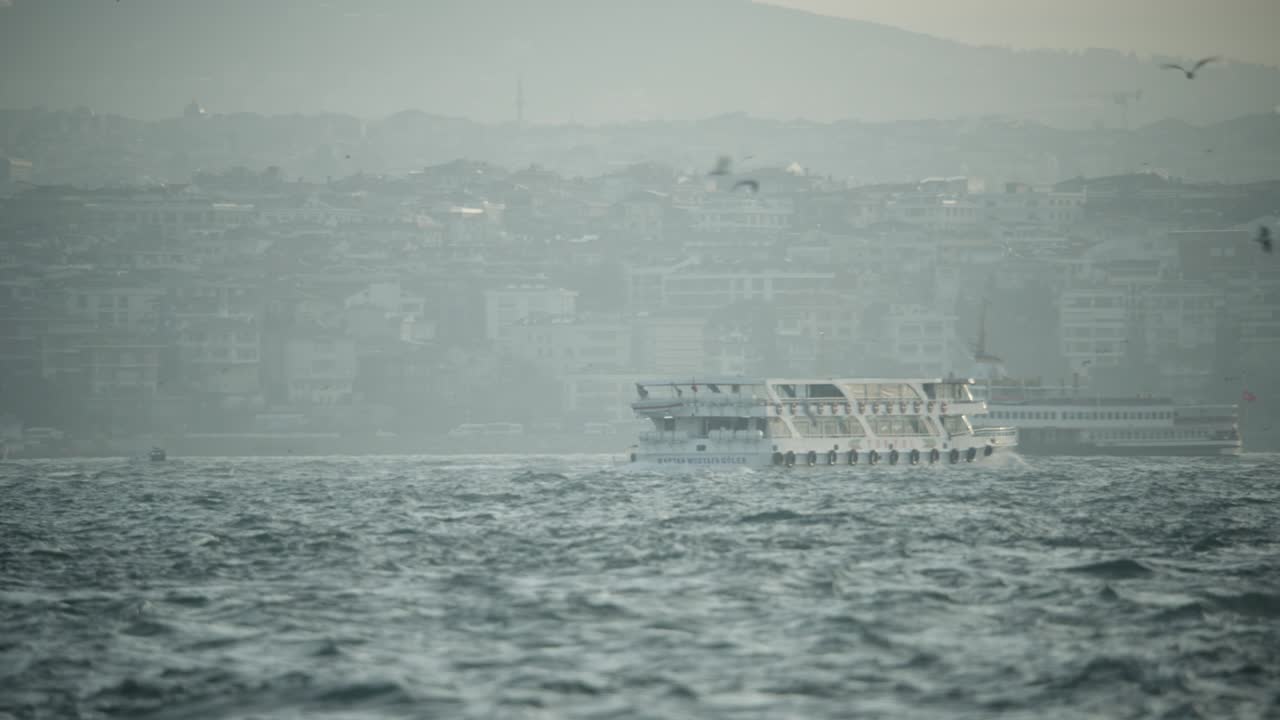 바쁜 보스포루스 해협 항구를 따라 정박하는 비는 페리 보트 이스탄불, 터키