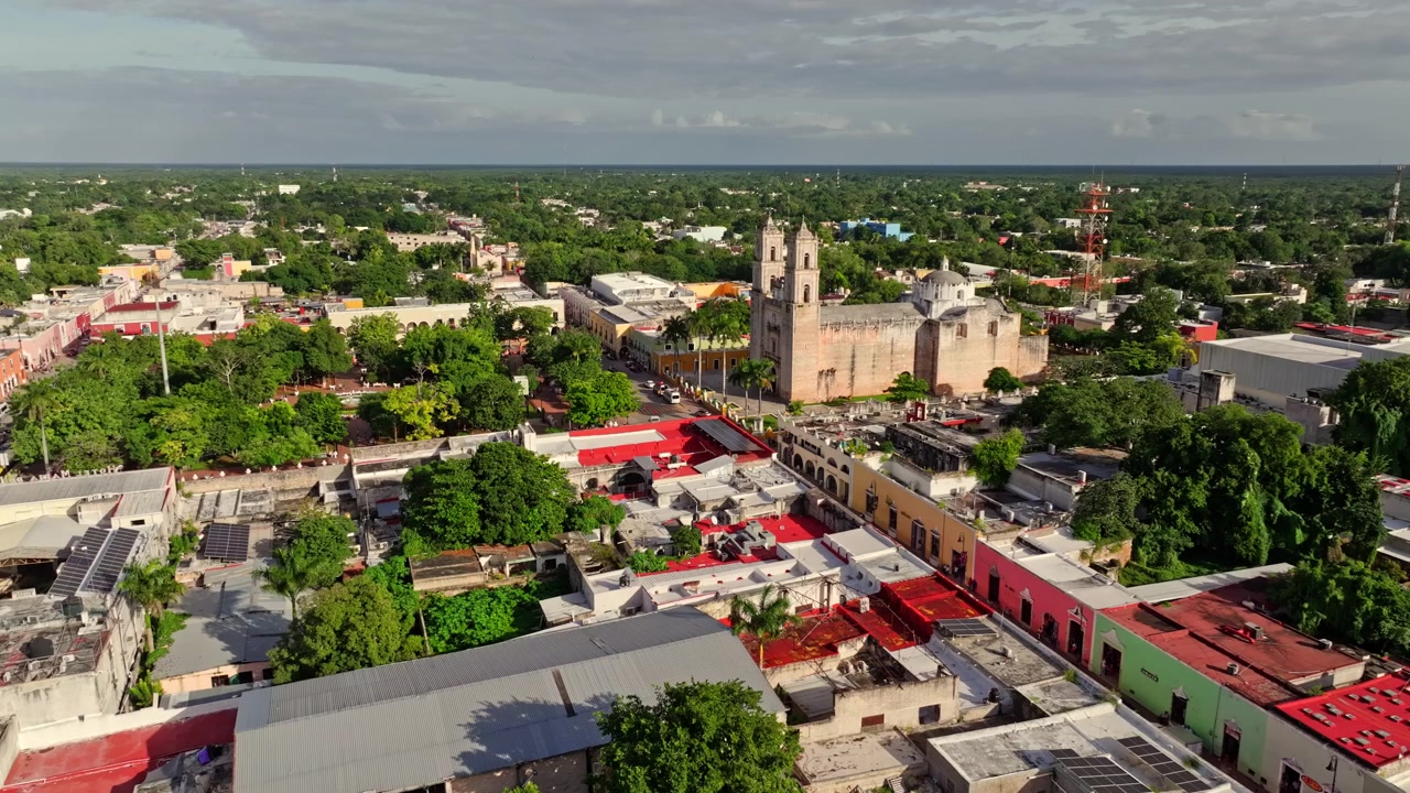 Vista aérea con dron del Convento de San Bernardino de Siena, Valladolid, México, similar a una fortaleza, el monasterio colonial elevándose sobre el pueblo circundante