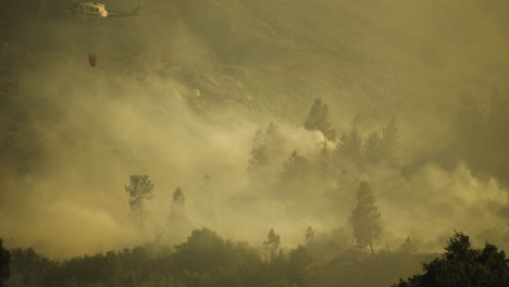 Viento-Que-Sopla-Humo-Espeso-De-Incendios-Forestales-A-Través-Del-Valle-Seco-Con-Helicópteros-De-Extinción-De-Incendios