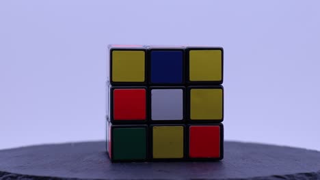 el rompecabezas del cubo de rubik girando en una mesa giratoria