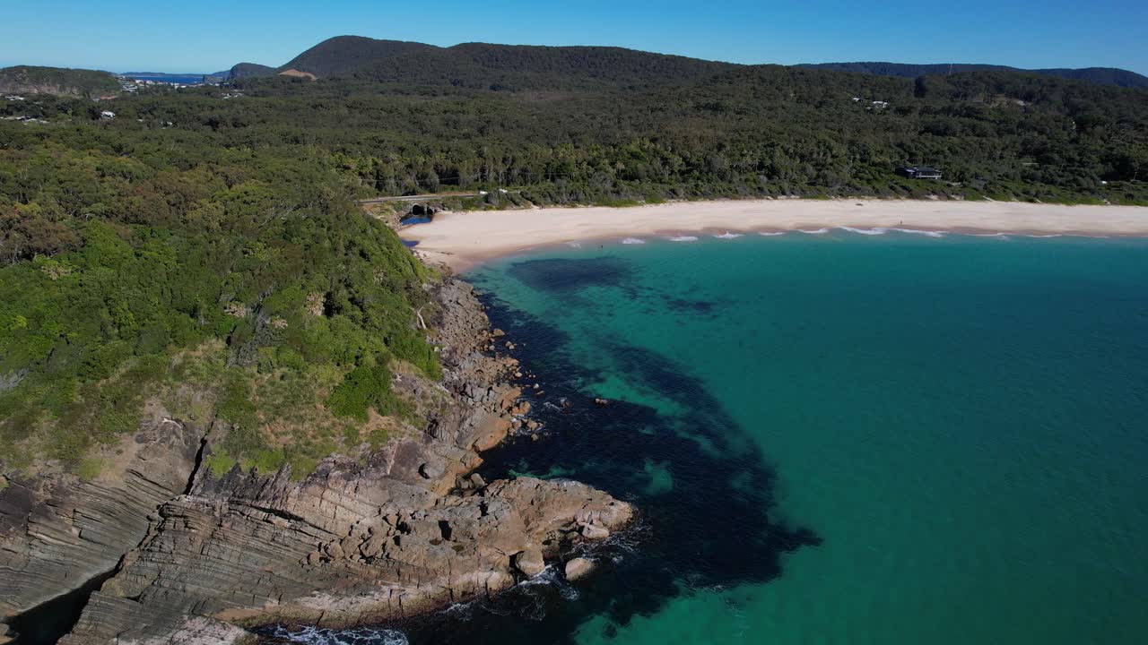 Number One Beach - Seal Rocks - Mid North Coast - Nuovo Galles del Sud - NSW - Australia - Ripresa aerea con allontanamento rivelatore.