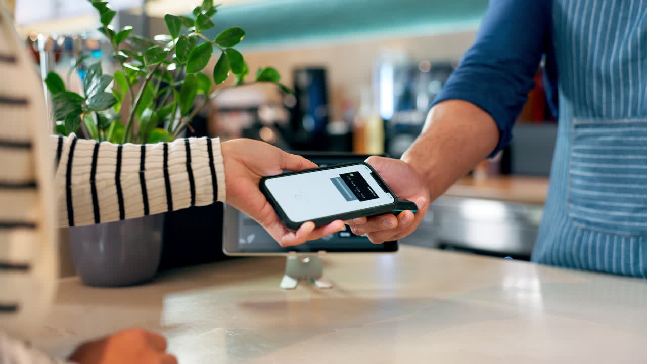cliente, barista y máquina de pos con teléfono