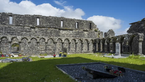 Bewegungszeitraffer-Der-Mittelalterlichen-Ruine-Der-Abtei-Von-Creevelea-In-Der-Grafschaft-Leitrim-In-Irland-Als-Historisches-Wahrzeichen-Und-Friedhof-Mit-Dramatischen-Wolken-Am-Himmel-An-Einem-Sommertag