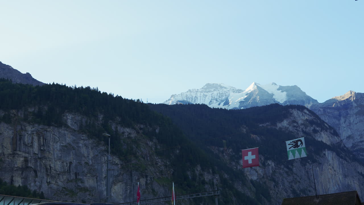 vista desde el valle de lauterbrunnen en los alpes suizos en los picos de las montañas en la nieve