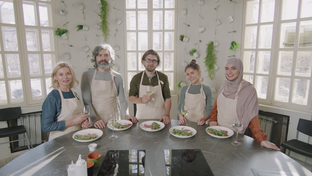 Gruppo di persone a una lezione di cucina