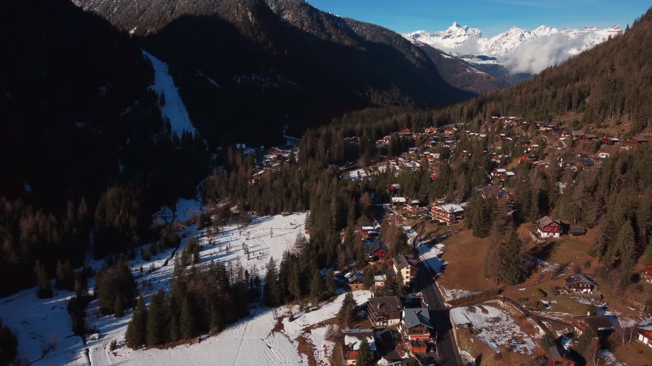 vista aérea de la ciudad alpina de orsières en los alpes alrededor del mont blanc en suiza