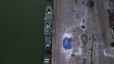 vista aérea del puerto con barcos