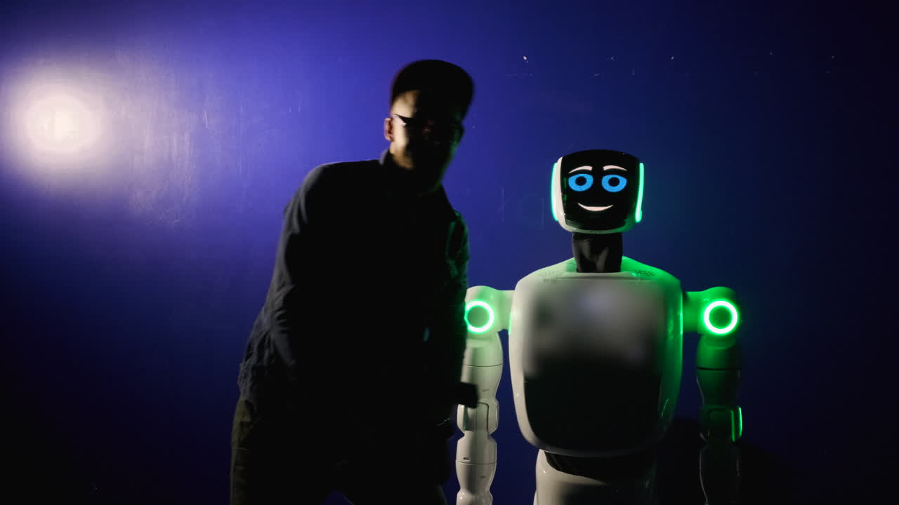 persona interactuando con un robot