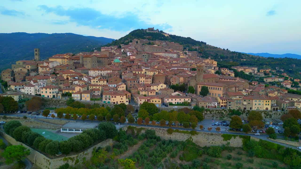 impresionante vista aérea desde arriba vuelo ciudad histórica de la colina de cortona toscana arezzo italia