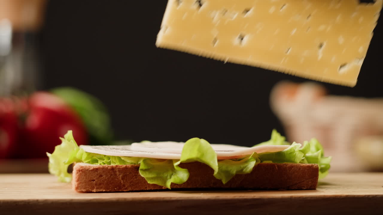 haciendo un sándwich de jamón y queso