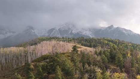 Hermoso-Paisaje-Aéreo-De-Montañas-Rocosas-De-Colorado-Y-Bosque-Nativo