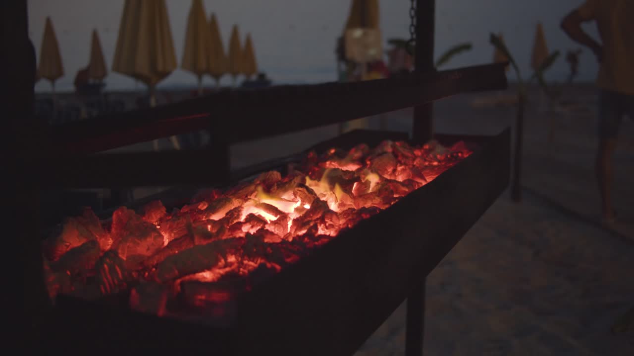 Barbecue in spiaggia - sera - al rallentatore.