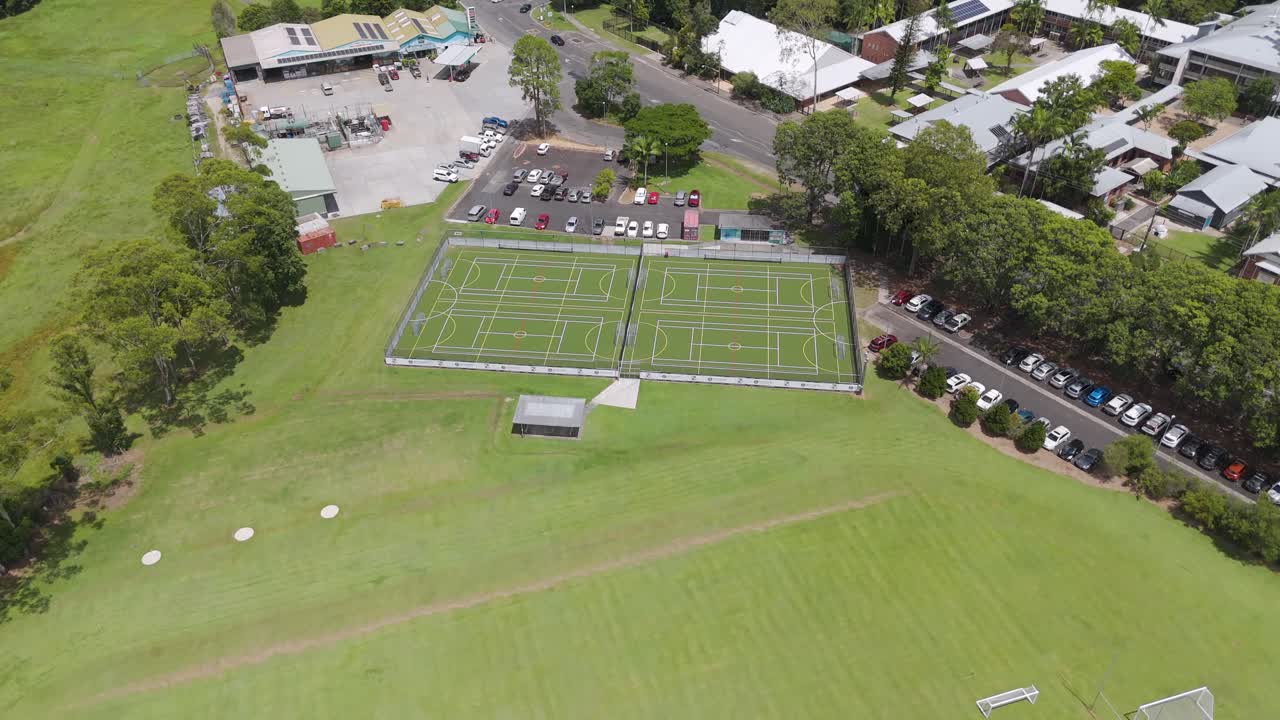 드론은 축구장과 그 주변 지역을 포착합니다.