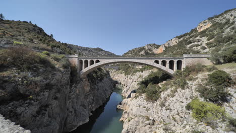 Entdeckung-Einer-Brücke-über-Les-Gorges-De-L&#39;Herault,-Frankreich,-Sonniger-Tag