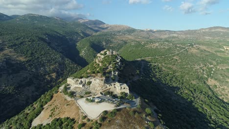 Vista-Aérea-De-Una-Gran-Fortaleza-Cruzada-En-Los-Altos-Del-Golán-En-El-Norte-De-Israel