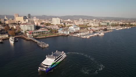 San-Francisco-Bay-Fähre-Verlässt-Den-Hafen-Von-Oakland,-4K-Drohnenaufnahme