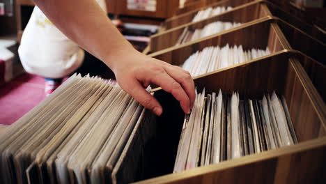 dois homens estão navegando em discos de vinil vintage em uma loja