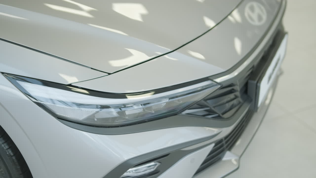 Primo Piano del Frontale e del Faro di un'Auto Hyundai Elantra Moderna Argento