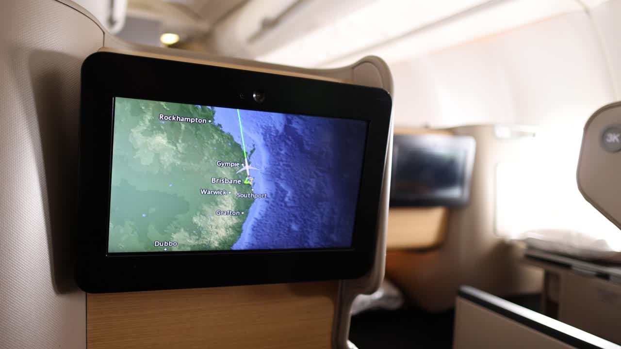 비행 지도 업데이트를 보여주는 비행기 좌석 뒷면 화면