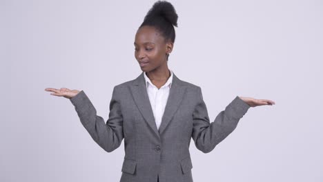 feliz joven hermosa mujer de negocios africana comparando algo