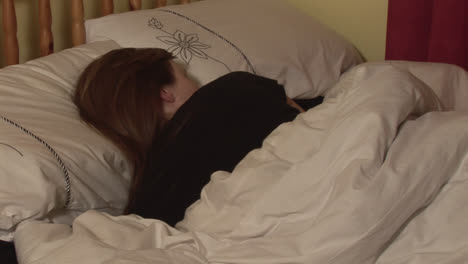 imágenes de stock de una mujer en la cama