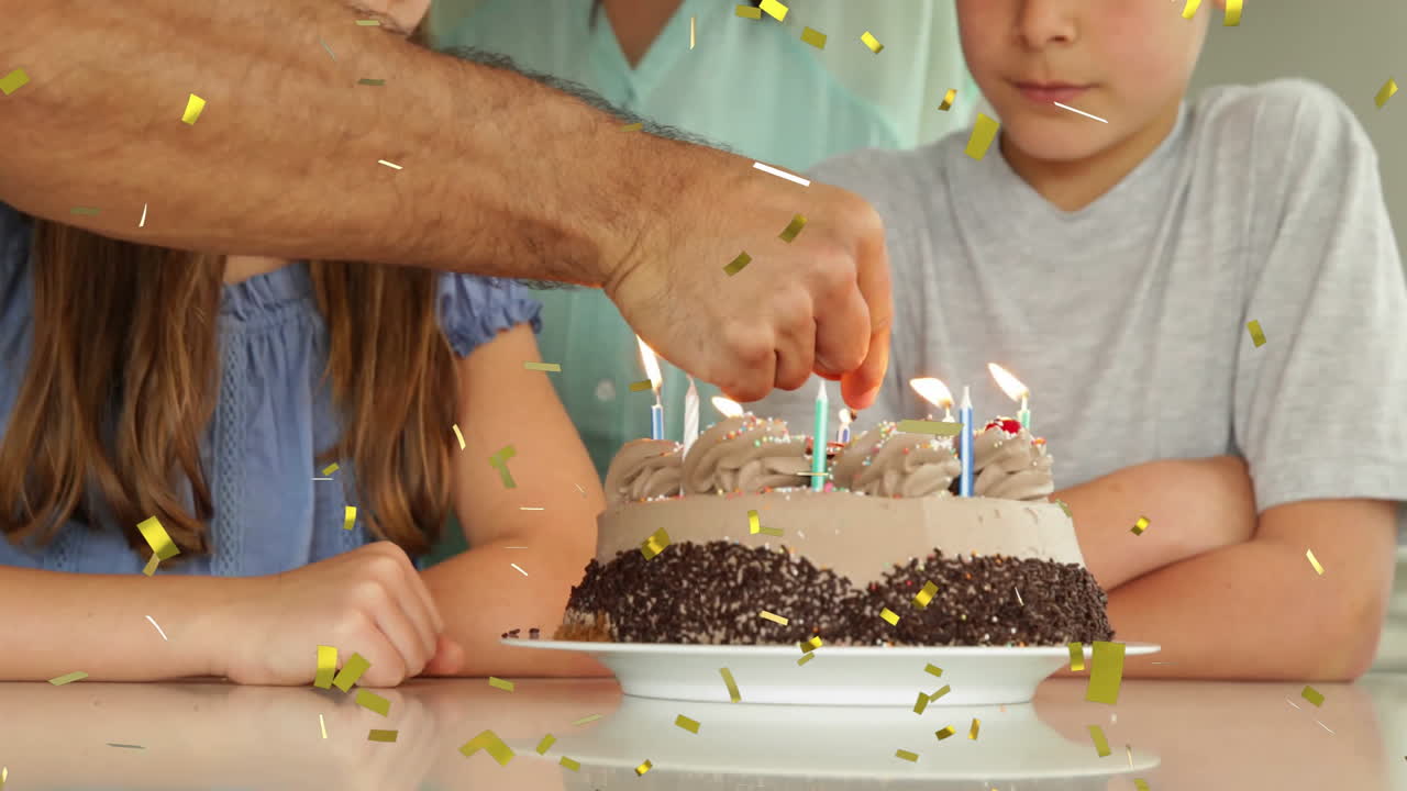 encendiendo velas en el pastel de cumpleaños, animación de confeti sobre los niños mirando