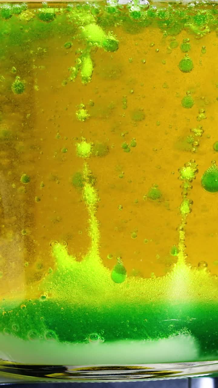 se forman burbujas cuando el ácido reacciona con el bicarbonato de sodio