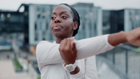 mujer negra, fitness y estirando los brazos en la ciudad