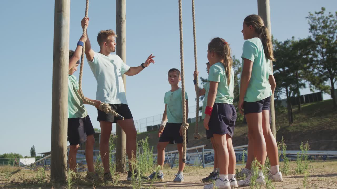Groep Kaukasische kinderen die trainen op bootcamp.