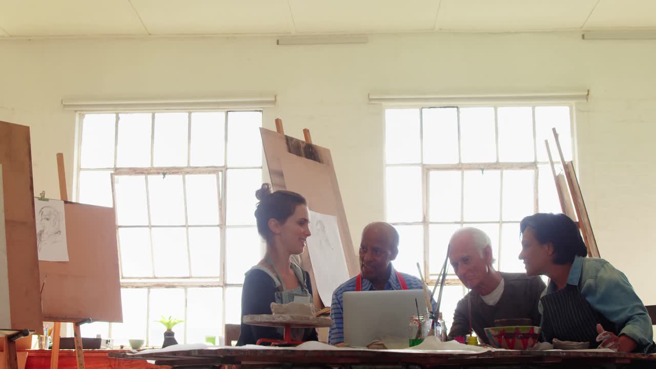 테이블 4k에서 디지털을 사용하는 예술가 그룹