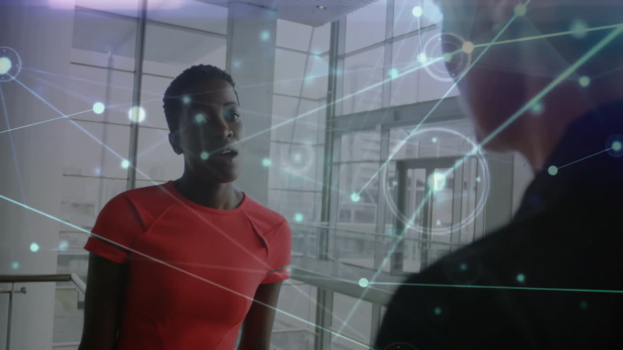 animación de la red de conexiones a través de diversos colegas que hablan en la oficina