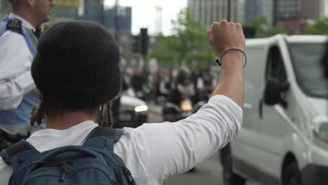 londres blm manifestante sosteniendo el puño en el aire
