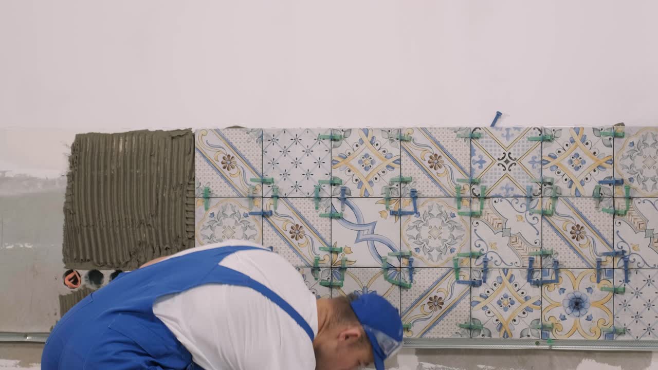 instalación de azulejos de cerámica para paredes - medición y corte de las piezas. construcción, renovación, reparación de apartamentos. cortes de azulejas. corte de baldosas