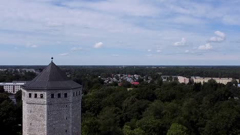 Antena-Ascendente-De-La-Torre-Paide-Wittenstein-En-Estonia-Durante-El-Verano-Que-Revela-La-Ciudad